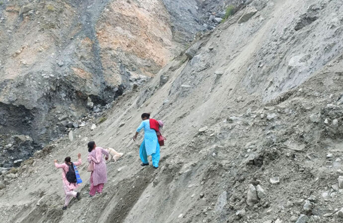 दुई महिनादेखि गमगढी–बालै–पिना सडक अवरुद्ध, हिँड्नसमेत समस्या
