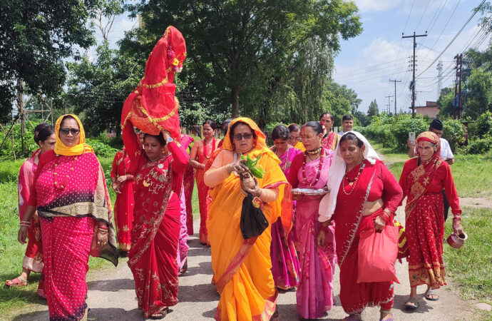 घरमा गौरा भित्र्याउँदै ब्रतालु महिला