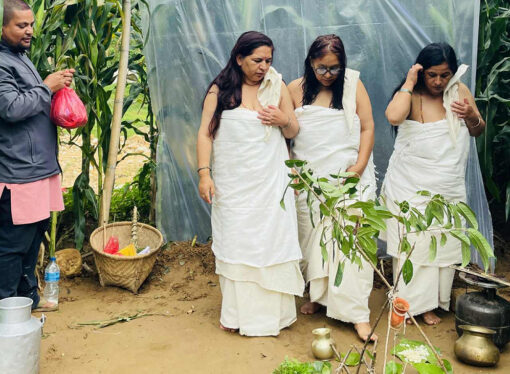 जल्दै गरेको लाश छोडेर दाजुभाइ र छिमेकी हिँड्दासमेत नडगमगाएका छोरीहरू