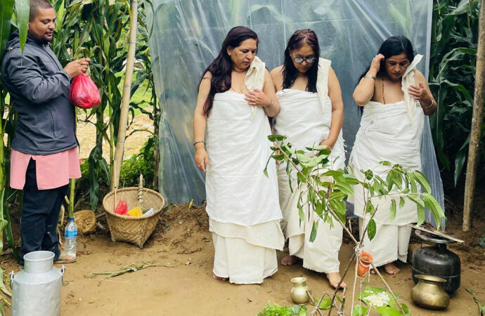 जल्दै गरेको लाश छोडेर दाजुभाइ र छिमेकी हिँड्दासमेत नडगमगाएका छोरीहरू