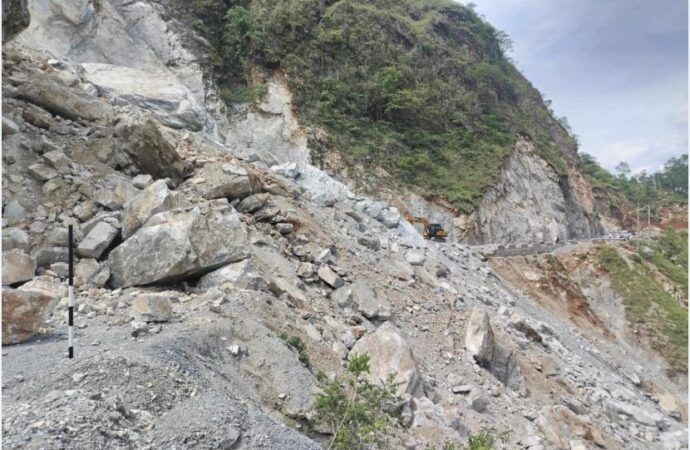 बाढीपहिरोले १० राजमार्ग ठप्प, १५८ आंशिक सञ्चालनमा
