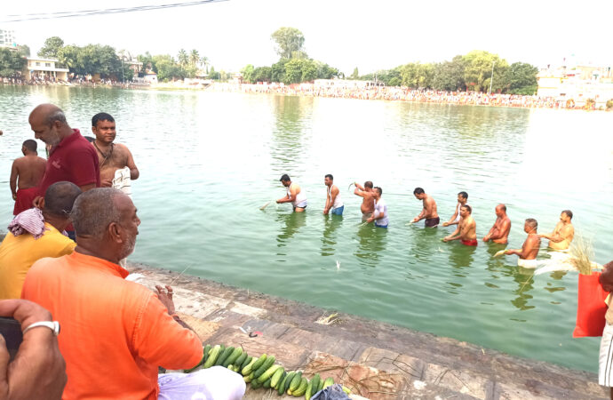 पितृको स्मरणमा जल अर्पण