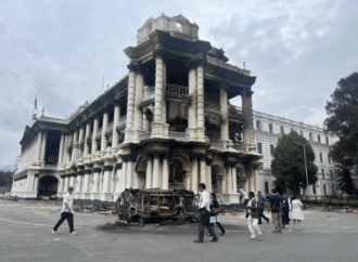 खण्डहर सिंहदरबार : फहराइरहेको चन्द्र सूर्य अंकित झन्डाझैँ अटल बनेर फेरि उभिने आशा
